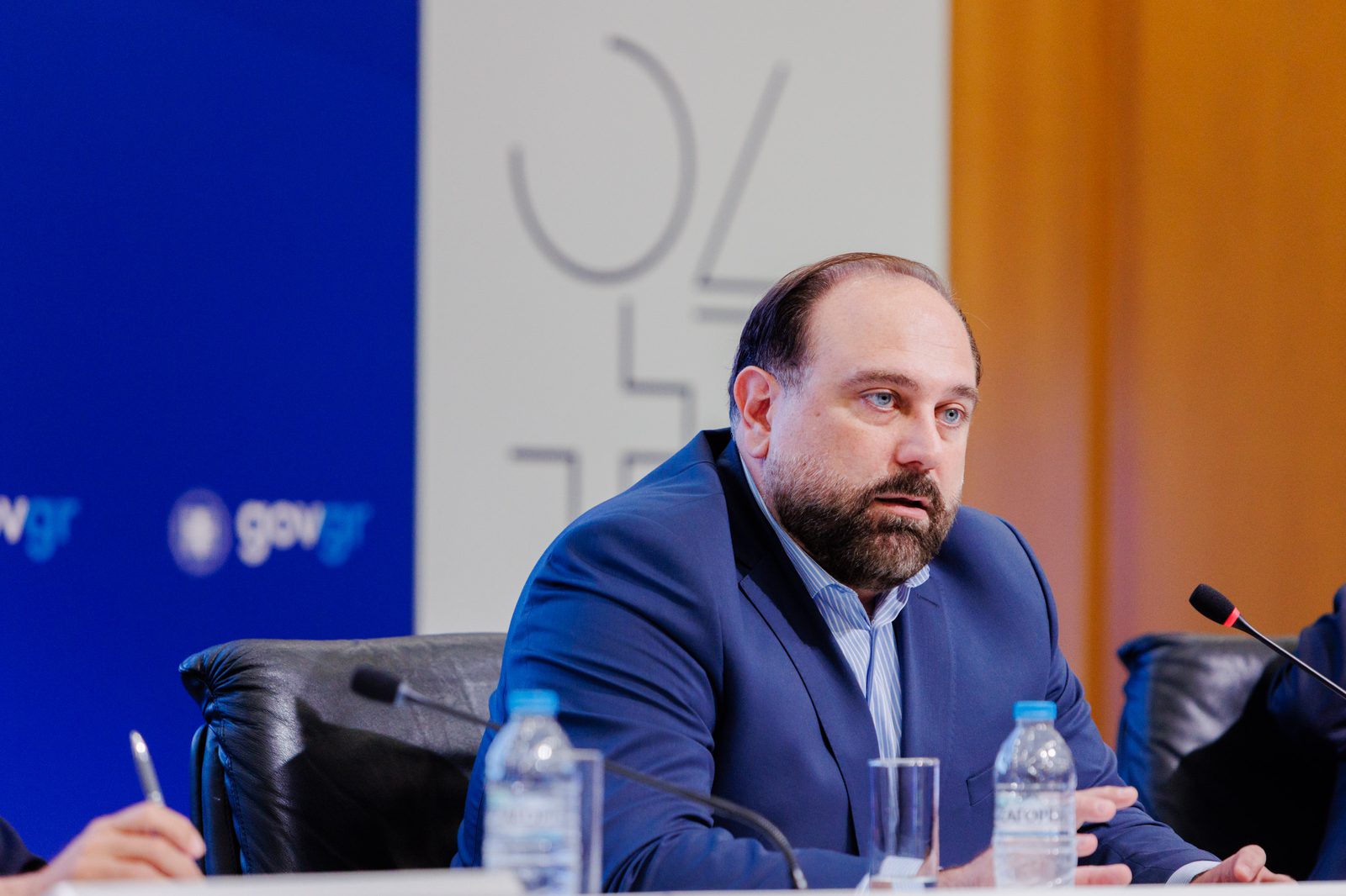 Ομιλητής απαντά σε ερώτηση του κοινού